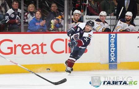 Хоккеист "Колорадо" Франсуа Бошмен попал фанату шайбой в лицо: появилось видео YouTube