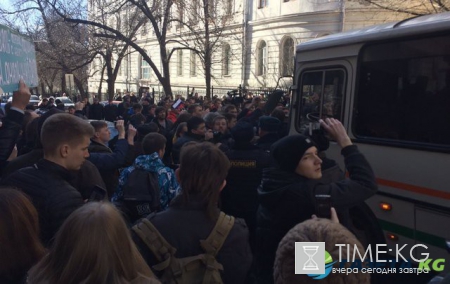 На акции протеста в Москве правоохранитель получил перелом челюсти