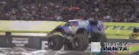 ТопЖыр: Американец сделал историческое переднее сальто на монстр-траке