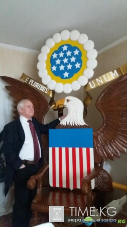 Украинский умелец из Ровно смастерил трон для Трампа и просит за него $900 тысяч Украинский умелец из Ровно смастерил трон для Трампа и просит за него $900 тысяч