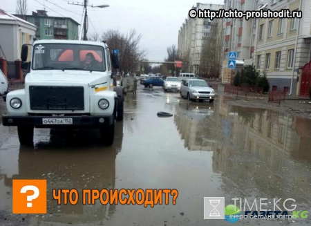 В Астрахани сотрудники ГИБДД никак не могут покинуть место массового ДТП – в яму провалились уже 10 машин