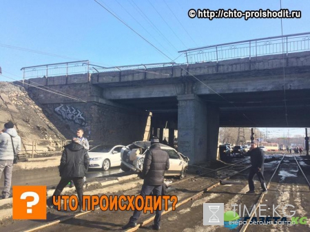 В Челябинске иномарка рухнула с моста на рельсы – фото в сети шокируют пользователей