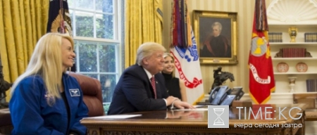 AP: На рабочем столе Трампа есть кнопка для заказа колы