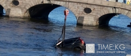 Автомобиль рухнул в Фонтанку во время парковки