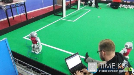 Чемпионат RoboCup: роботы сразились на футбольном поле в Тегеране