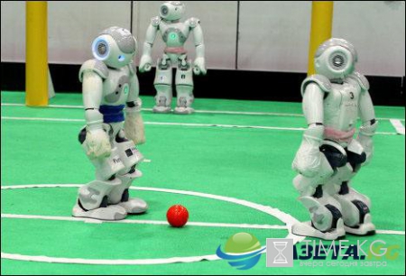 Чемпионат RoboCup: роботы сразились на футбольном поле в Тегеране