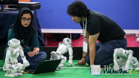 Чемпионат RoboCup: роботы сразились на футбольном поле в Тегеране