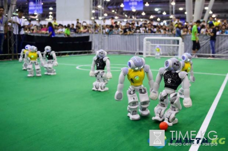 Чемпионат RoboCup: роботы сразились на футбольном поле в Тегеране