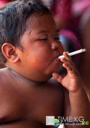 Двухлетний малыш выкуривал 40 сигарет в день: что произошло за 7 лет