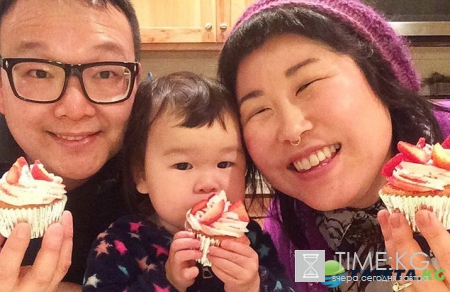 Двухлетняя девочка ведет свое кулинарное шоу (видео)