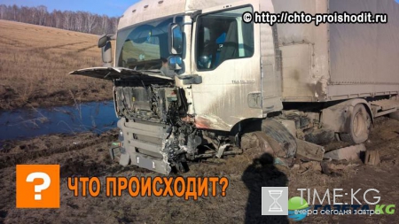Фура раздавила легковушку «на части», фото случившегося ДТП под Омском ужасают