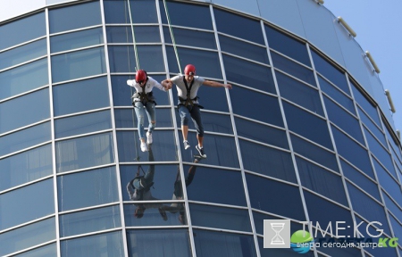 Холостяк-7: Дмитрий Черкасов испытывает девушек высотой