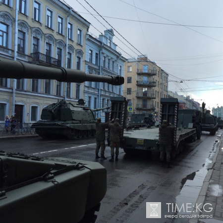 К центру Петербурга стягивается военная техника