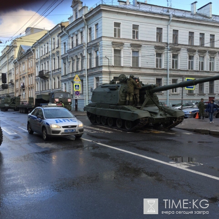 К центру Петербурга стягивается военная техника