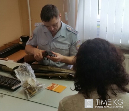 К машине петербурженки подкинули ружье с патронами