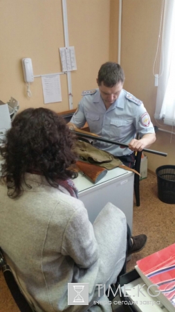 К машине петербурженки подкинули ружье с патронами