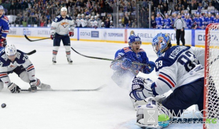 Матч «Металлурга» против СКА прервали из-за разбившегося стекла