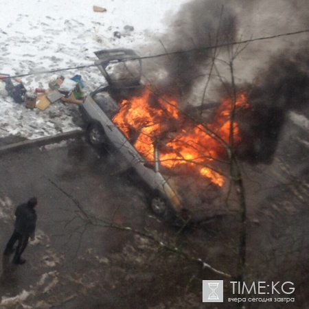 На Октябрьской набережной сгорел автомобиль