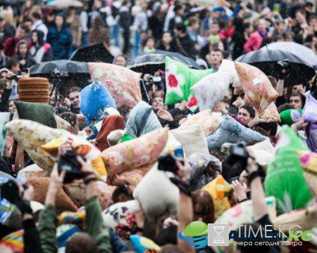 «Ни пуха, ни пера»: эпичная битва подушками состоялась в Лос-Анджелесе