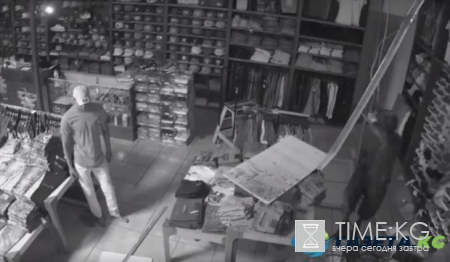 Ограбление века: мужчина через крышу проник в магазин и не смог выбраться - видео