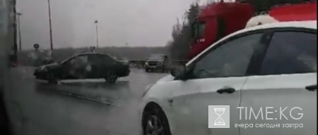 После ДТП на КАД четыре легковушки расположились на двух рядах