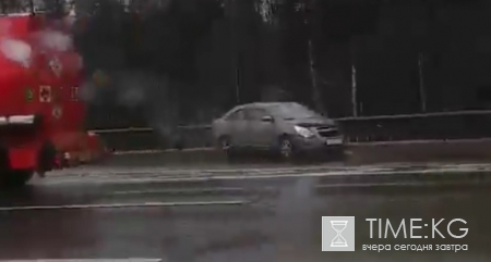 После ДТП на КАД четыре легковушки расположились на двух рядах