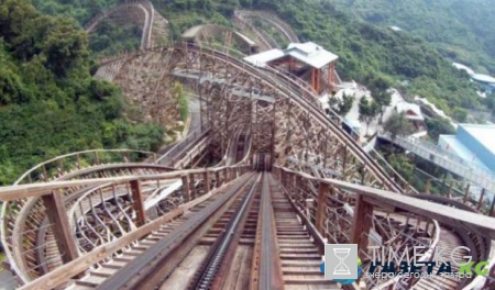 Птица-киллер чуть не задушила мужчину на американских горках: появилось видео