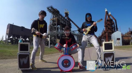 Рок-хит на игрушечных инструментах взорвал сеть: трое музыкантов сделали невозможное