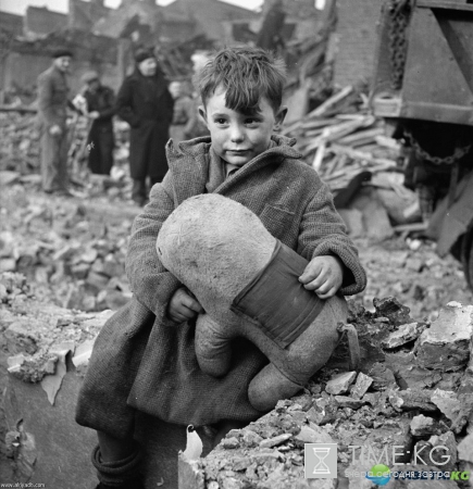 Самые сильные фото Второй Мировой войны. Фото Тони Фрисселл (Toni Frissell) Фото мальчика на развалинах в Лондоне.