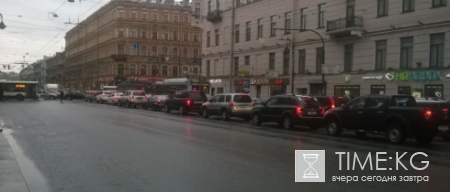 Сломанный светофор на Невском проспекте невольно сделал водителей Ждунами