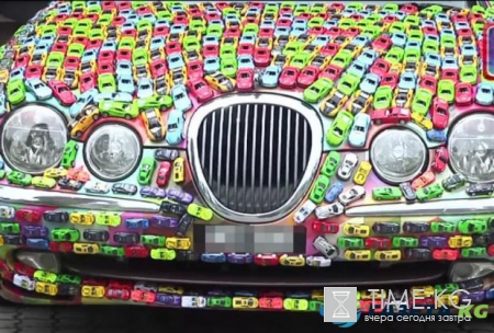 ТопЖыр по-малазийски: бизнесмен оклеил свой Jaguar игрушечными машинками