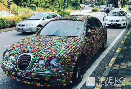 ТопЖыр по-малазийски: бизнесмен оклеил свой Jaguar игрушечными машинками