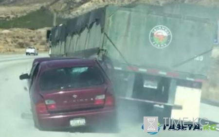 В Америке грузовик случайно «подвез» легковушку на своем борту