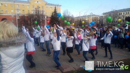 В Кемерове в честь акции «Полгода до фестиваля» прошёл танцевальный флешмоб