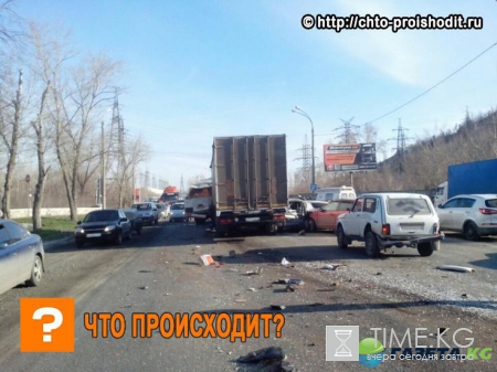 В Самарской области столкновение фуры, автобуса и легковушек привело к большому количеству пострадавших