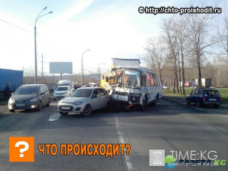 В Самарской области столкновение фуры, автобуса и легковушек привело к большому количеству пострадавших
