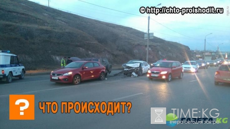 Женщина «под кайфом» уехала на скорой, пока участники тройного ДТП в Красноярске выясняли отношения