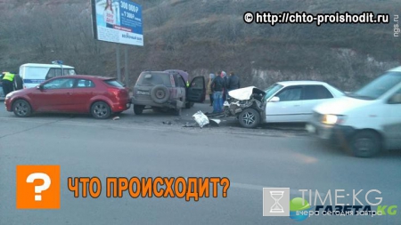 Женщина «под кайфом» уехала на скорой, пока участники тройного ДТП в Красноярске выясняли отношения