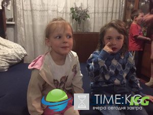 "Авдеевка 13.05.2017. Эти две девочки остались сиротами. Верю, что реализатор курятины свою жизнь закончит в сортире, и это время для него обязательно наступит", - Аброськин