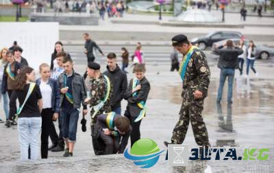 Безудержное купание в фонтанах: как отметили последний звонок киевские школьники (ФОТО) Безудержное купание в фонтанах: как отметили последний звонок киевские школьники (ФОТО)