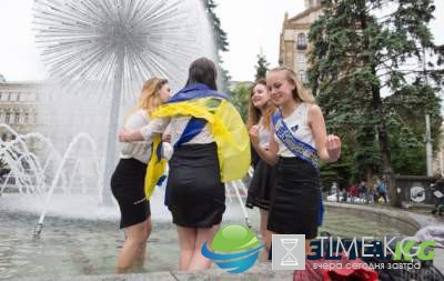 Безудержное купание в фонтанах: как отметили последний звонок киевские школьники (ФОТО) Безудержное купание в фонтанах: как отметили последний звонок киевские школьники (ФОТО)