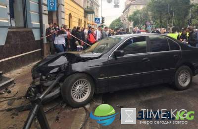 ДТП в Тернополе: автомобиль снес забор и девушку