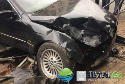 ДТП в Тернополе: автомобиль снес забор и девушку