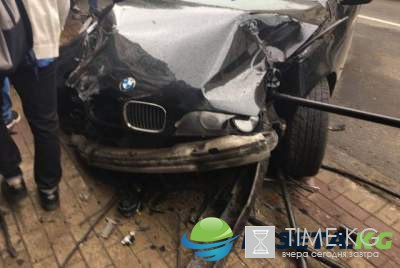 ДТП в Тернополе: автомобиль снес забор и девушку