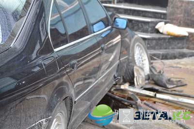 ДТП в Тернополе: автомобиль снес забор и девушку