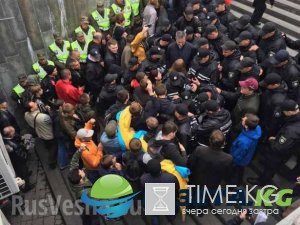 Дымовые шашки и яйца из окон: «Бессмертный полк» идет по Киеву ФОТО, Дымовые шашки и яйца из окон: «Бессмертный полк» идет по Киеву ФОТО,