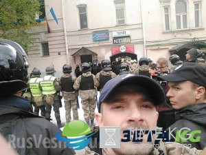 Дымовые шашки и яйца из окон: «Бессмертный полк» идет по Киеву ФОТО, Дымовые шашки и яйца из окон: «Бессмертный полк» идет по Киеву ФОТО,
