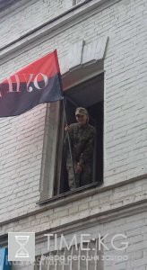 Дымовые шашки и яйца из окон: «Бессмертный полк» идет по Киеву ФОТО, Дымовые шашки и яйца из окон: «Бессмертный полк» идет по Киеву ФОТО,