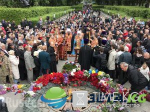 Дымовые шашки и яйца из окон: «Бессмертный полк» идет по Киеву ФОТО, Дымовые шашки и яйца из окон: «Бессмертный полк» идет по Киеву ФОТО,