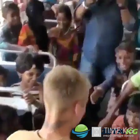 Джастин Бибер устроил на фоне скандала в Индии вечеринку для местных школьников Джастин Бибер устроил на фоне скандала в Индии вечеринку для местных школьников